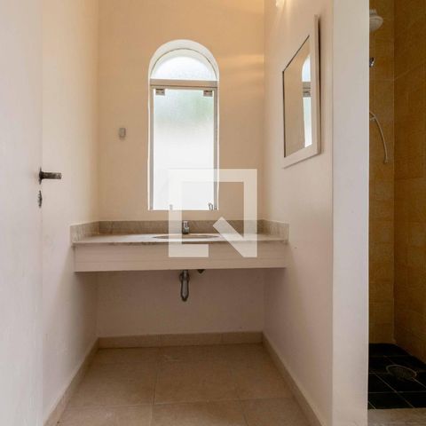 Casa para alugar com 700m², 5 quartos e 6 vagasBanheiro 1