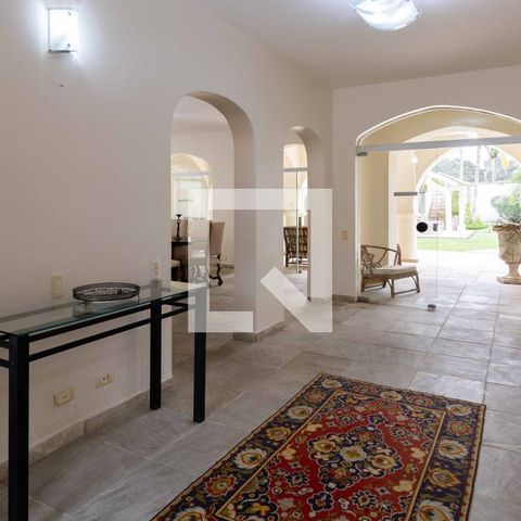 Casa para alugar com 700m², 5 quartos e 6 vagasEntrada