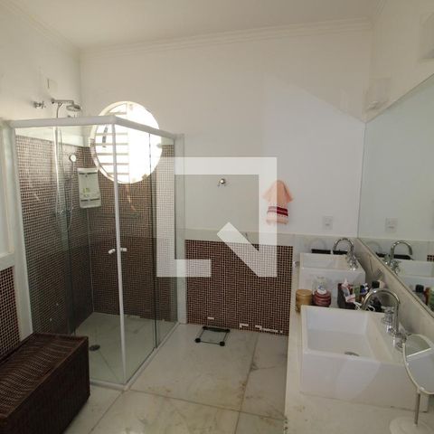 Casa à venda com 250m², 4 quartos e 4 vagasQuarto 1 - Banheiro