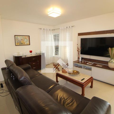 Casa à venda com 250m², 4 quartos e 4 vagasSala