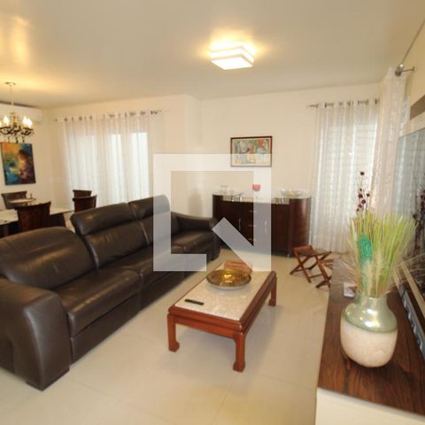 Casa à venda com 250m², 4 quartos e 4 vagasSala