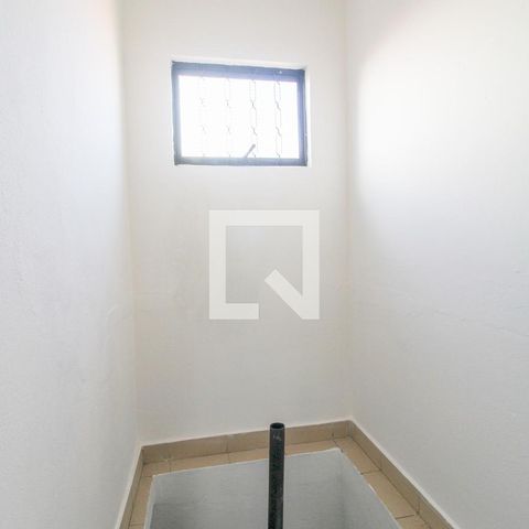 Casa à venda com 200m², 3 quartos e 2 vagas Casa à venda com 200m², 3 quartos e 2 vagasEscada