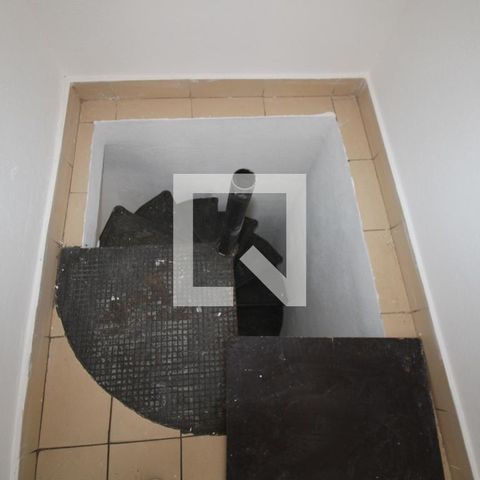 Casa à venda com 200m², 3 quartos e 2 vagas Casa à venda com 200m², 3 quartos e 2 vagasEscada