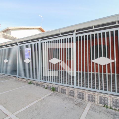Casa à venda com 200m², 3 quartos e 2 vagas Casa à venda com 200m², 3 quartos e 2 vagasFachada
