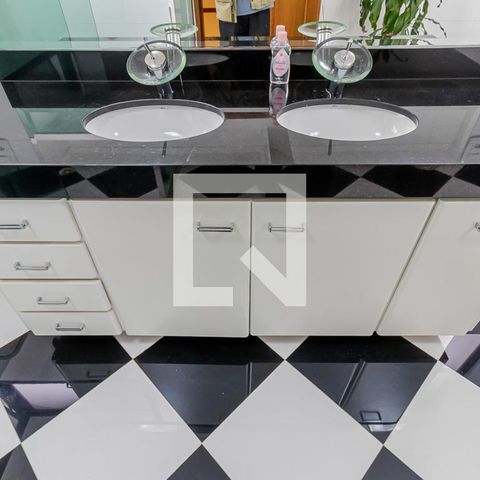 Apartamento à venda com 300m², 4 quartos e 4 vagasBanheiro da Suíte 1