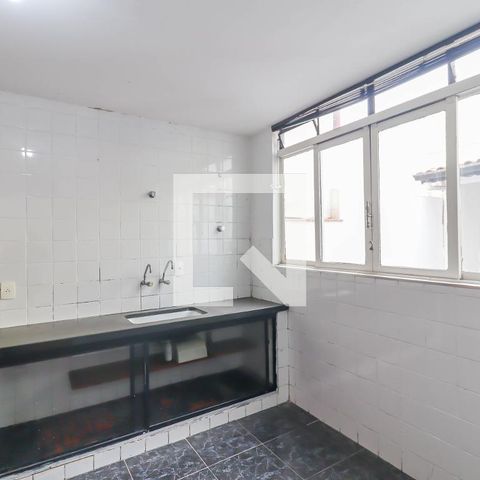 Casa à venda com 184m², 4 quartos e 2 vagas Casa à venda com 184m², 4 quartos e 2 vagasCozinha e Área de Serviço