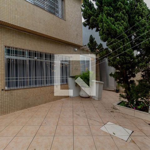 Casa à venda com 285m², 3 quartos e 6 vagas Casa à venda com 285m², 3 quartos e 6 vagasQuintal