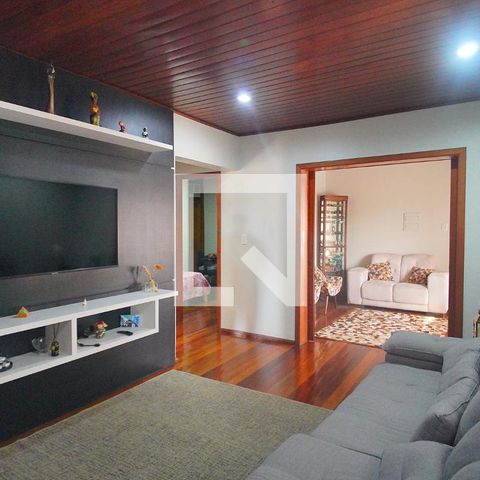Casa à venda com 630m², 3 quartos e 2 vagas Casa à venda com 630m², 3 quartos e 2 vagasSala