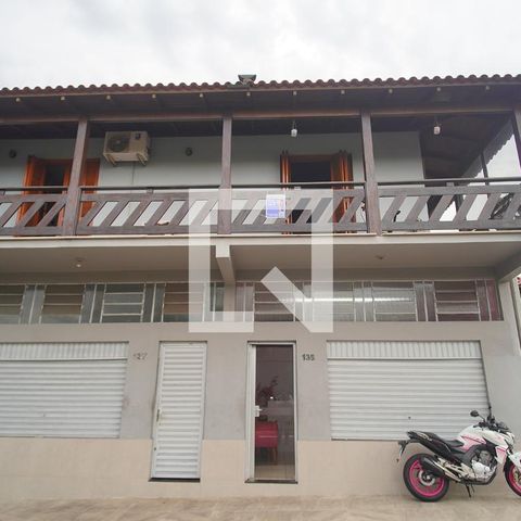 Casa à venda com 630m², 3 quartos e 2 vagas Casa à venda com 630m², 3 quartos e 2 vagasFachada