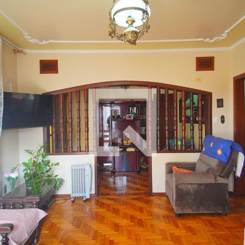 Casa à venda com 450m², 4 quartos e 3 vagas Casa à venda com 450m², 4 quartos e 3 vagasSala