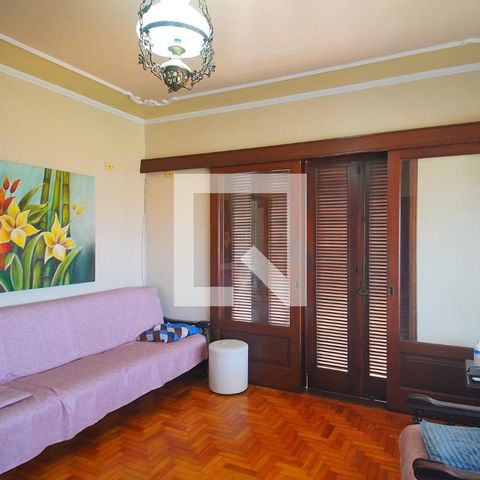 Casa à venda com 450m², 4 quartos e 3 vagas Casa à venda com 450m², 4 quartos e 3 vagasSala