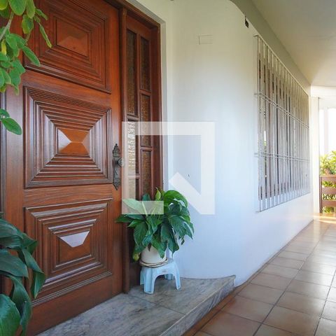 Casa à venda com 450m², 4 quartos e 3 vagas Casa à venda com 450m², 4 quartos e 3 vagasEntrada