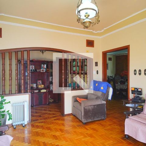 Casa à venda com 450m², 4 quartos e 3 vagas Casa à venda com 450m², 4 quartos e 3 vagasSala