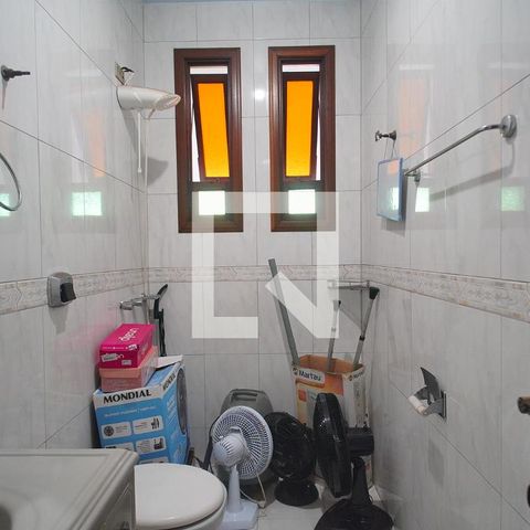 Casa à venda com 450m², 4 quartos e 3 vagas Casa à venda com 450m², 4 quartos e 3 vagasBanheiro da Suíte 1