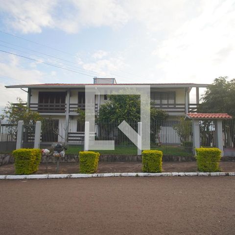 Casa à venda com 450m², 4 quartos e 3 vagas Casa à venda com 450m², 4 quartos e 3 vagasFachada