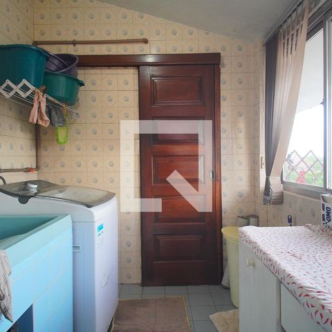 Casa à venda com 450m², 4 quartos e 3 vagas Casa à venda com 450m², 4 quartos e 3 vagasÁrea de Serviço