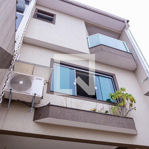 Casa à venda com 180m², 3 quartos e 5 vagas Casa à venda com 180m², 3 quartos e 5 vagasFachada