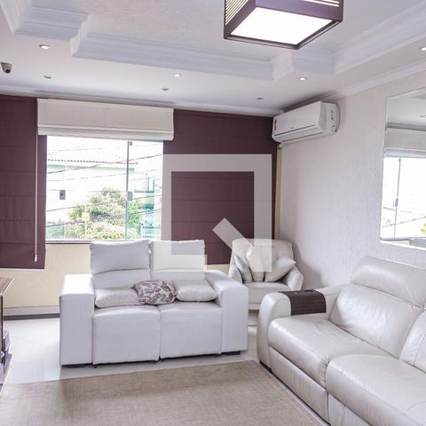 Casa à venda com 180m², 3 quartos e 5 vagas Casa à venda com 180m², 3 quartos e 5 vagasSala