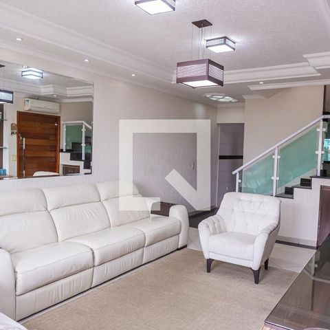Casa à venda com 180m², 3 quartos e 5 vagas Casa à venda com 180m², 3 quartos e 5 vagasSala