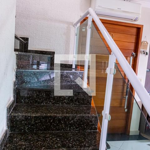 Casa à venda com 180m², 3 quartos e 5 vagas Casa à venda com 180m², 3 quartos e 5 vagasEscada