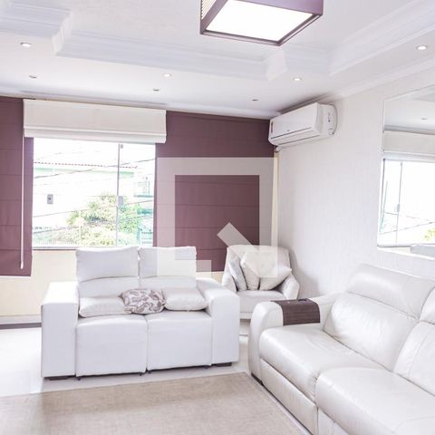 Casa à venda com 180m², 3 quartos e 5 vagas Casa à venda com 180m², 3 quartos e 5 vagasSala
