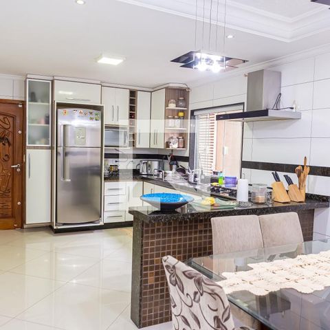 Casa à venda com 180m², 3 quartos e 5 vagas Casa à venda com 180m², 3 quartos e 5 vagasCozinha