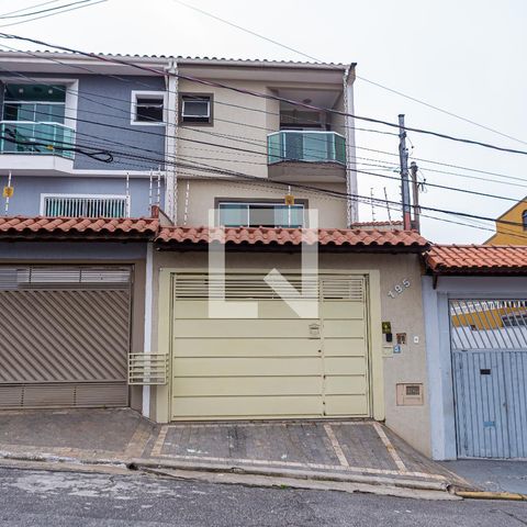 Casa à venda com 180m², 3 quartos e 5 vagas Casa à venda com 180m², 3 quartos e 5 vagasFachada