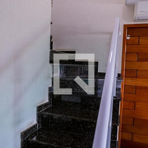 Casa à venda com 180m², 3 quartos e 5 vagas Casa à venda com 180m², 3 quartos e 5 vagasEscada