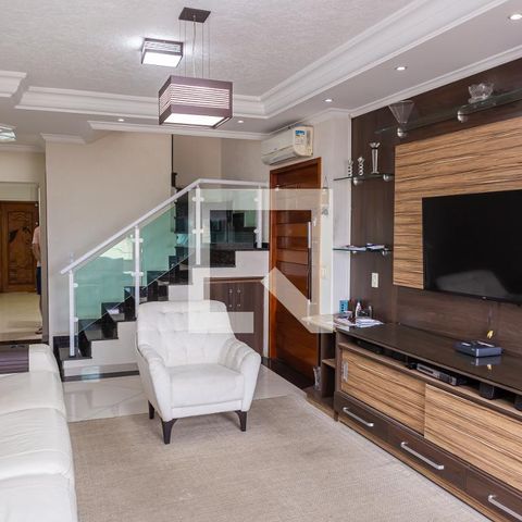 Casa à venda com 180m², 3 quartos e 5 vagas Casa à venda com 180m², 3 quartos e 5 vagasSala