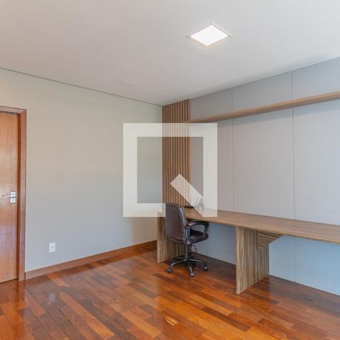 Casa à venda com 280m², 3 quartos e 4 vagasEscritório e Hall dos Dormitórios