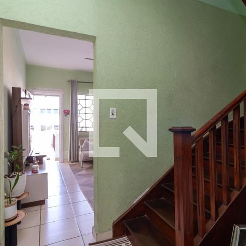 Casa à venda com 203m², 3 quartos e 2 vagasEscada