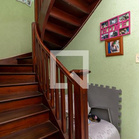 Casa à venda com 203m², 3 quartos e 2 vagasEscada