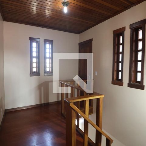 Casa à venda com 170m², 4 quartos e 2 vagasEscada