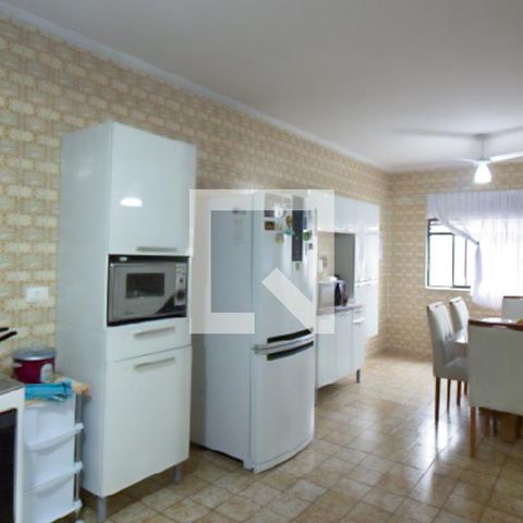 Casa à venda com 480m², 4 quartos e 2 vagas Casa à venda com 480m², 4 quartos e 2 vagasCozinha