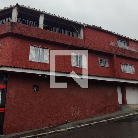 Casa à venda com 480m², 4 quartos e 2 vagas Casa à venda com 480m², 4 quartos e 2 vagasFachada