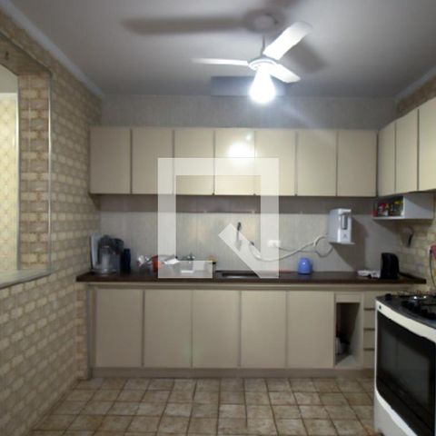 Casa à venda com 480m², 4 quartos e 2 vagas Casa à venda com 480m², 4 quartos e 2 vagasCozinha