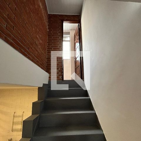 Casa para alugar com 200m², 5 quartos e 2 vagasEscada para os quartos do fundo
