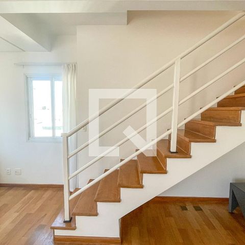 Apartamento para alugar com 184m², 2 quartos e 3 vagasEscada