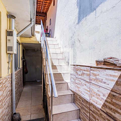 Casa à venda com 122m², 3 quartos e 1 vaga Casa à venda com 122m², 3 quartos e 1 vagaEscada