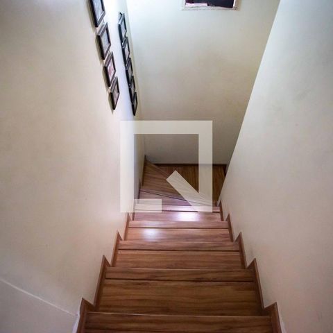 Casa à venda com 201m², 3 quartos e 2 vagas Casa à venda com 201m², 3 quartos e 2 vagasEscada