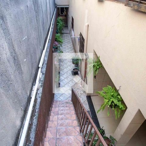 Casa à venda com 201m², 3 quartos e 2 vagas Casa à venda com 201m², 3 quartos e 2 vagasEscada