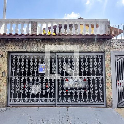 Casa à venda com 170m², 3 quartos e 2 vagas Casa à venda com 170m², 3 quartos e 2 vagasFachada