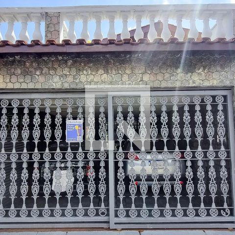 Casa à venda com 170m², 3 quartos e 2 vagas Casa à venda com 170m², 3 quartos e 2 vagasFachada