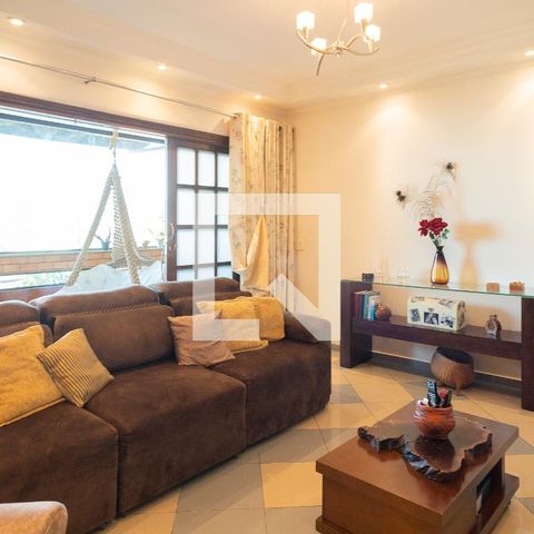 Casa à venda com 312m², 3 quartos e 2 vagas Casa à venda com 312m², 3 quartos e 2 vagasSala de TV