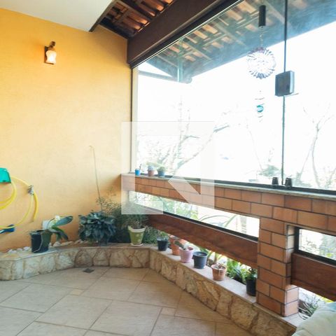 Casa à venda com 312m², 3 quartos e 2 vagas Casa à venda com 312m², 3 quartos e 2 vagasSacada