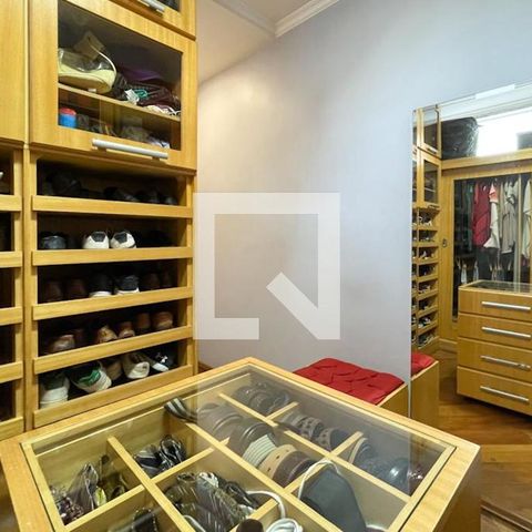 Casa à venda com 312m², 3 quartos e 2 vagas Casa à venda com 312m², 3 quartos e 2 vagasCloset - Suíte 2