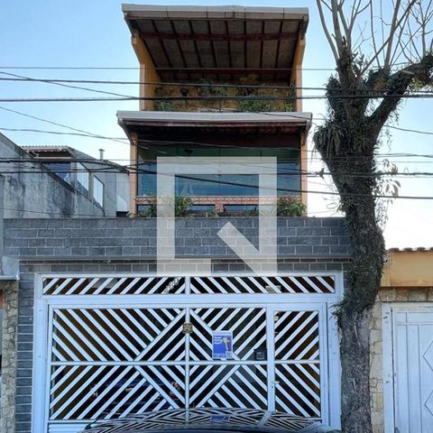 Casa à venda com 312m², 3 quartos e 2 vagas Casa à venda com 312m², 3 quartos e 2 vagasFachada