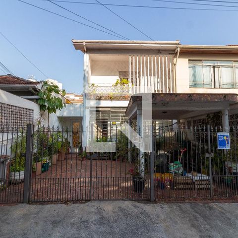 Casa à venda com 180m², 2 quartos e 2 vagas Casa à venda com 180m², 2 quartos e 2 vagasFachada