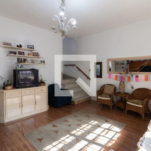 Casa à venda com 180m², 2 quartos e 2 vagas Casa à venda com 180m², 2 quartos e 2 vagasSala