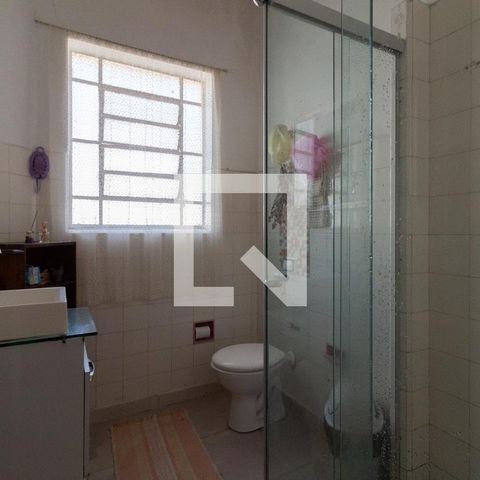 Casa à venda com 180m², 2 quartos e 2 vagas Casa à venda com 180m², 2 quartos e 2 vagasBanheiro